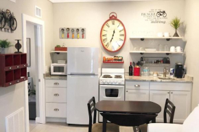 Cozy Apartment Overlooking Downtown and Park NO KIDS, NO PETS